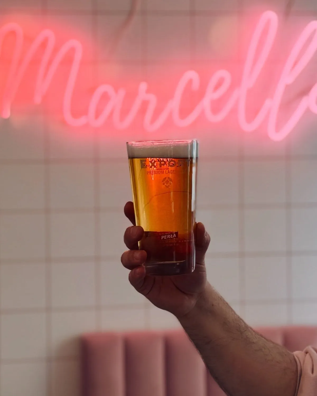 Różowy neon w Marcello Warszawa